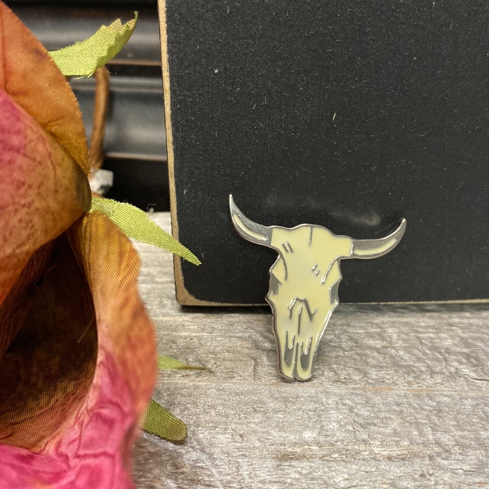 NWOT Steer Silver Tone & Enameled Cream Steer Pin!